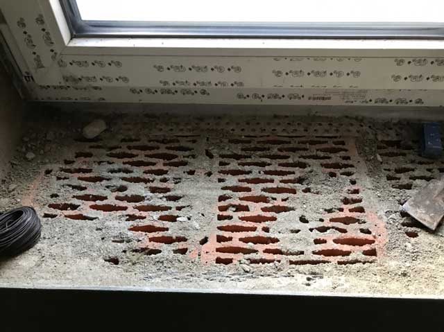Leckage unter Fensterbank durch unverputzte Mauerkrone